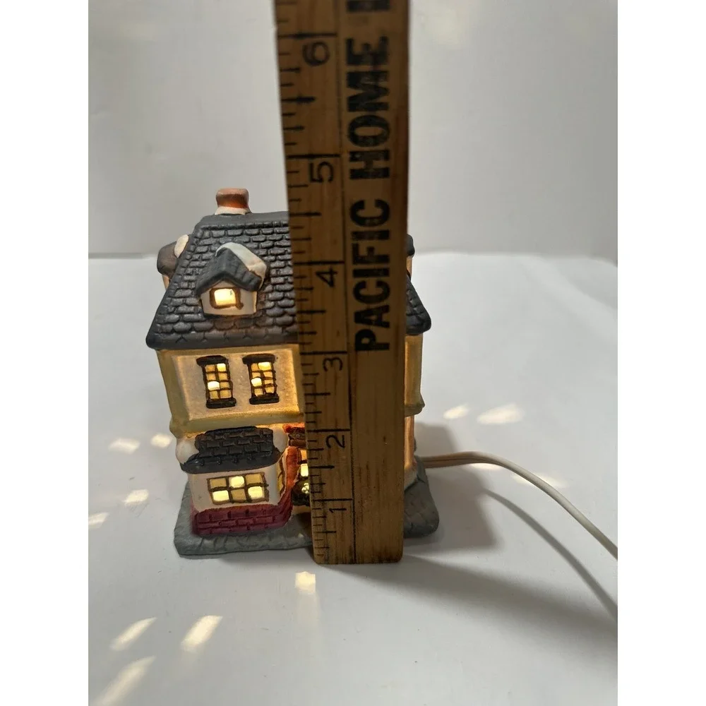 Victorian Village Collectibles Edition Hand Painted  Porcelain House W‎ Light